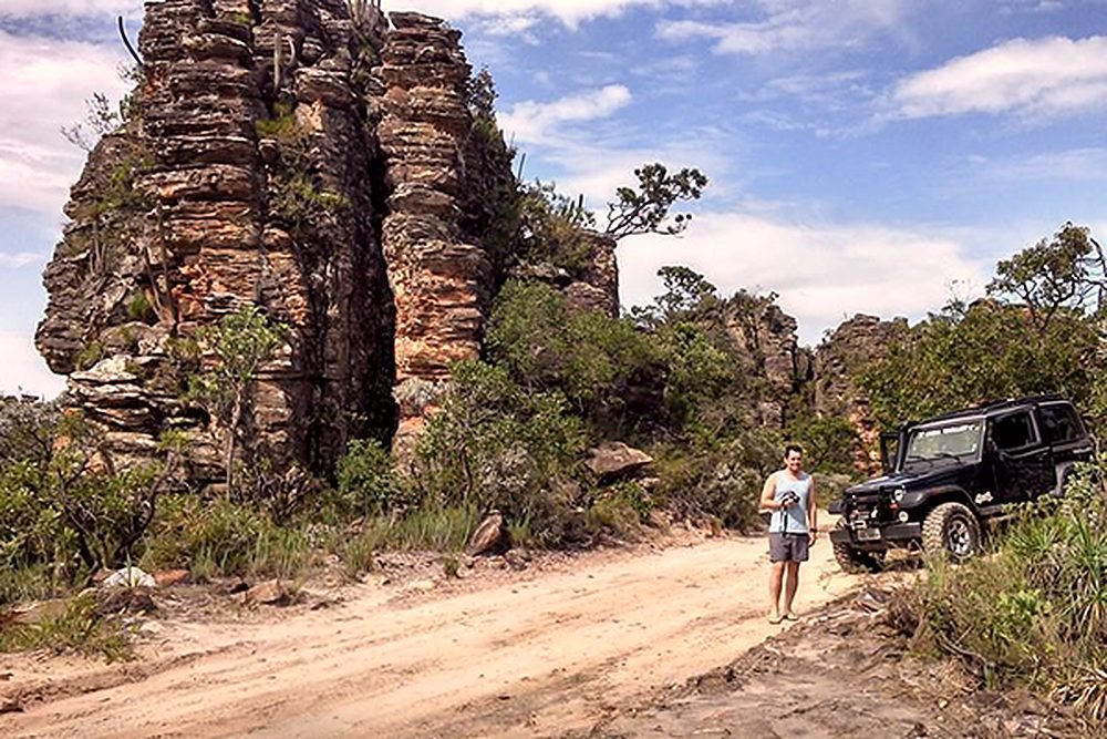 Jipe 4x4 entre formações rochosas da serra