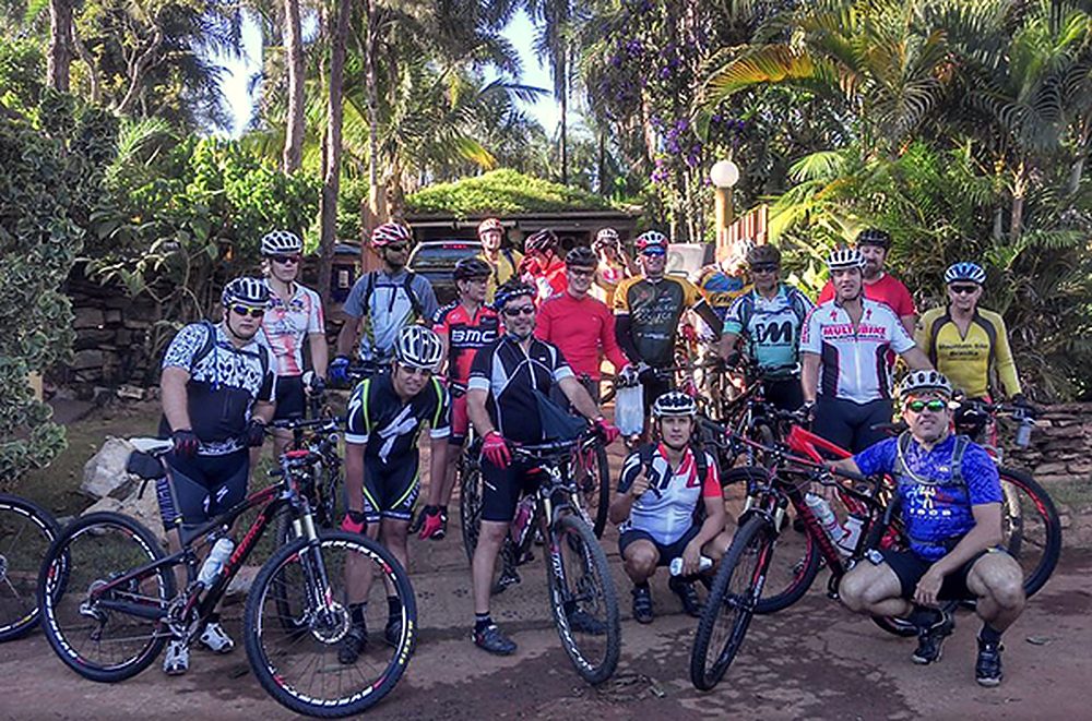 Grupo de ciclistas saindo da pousada